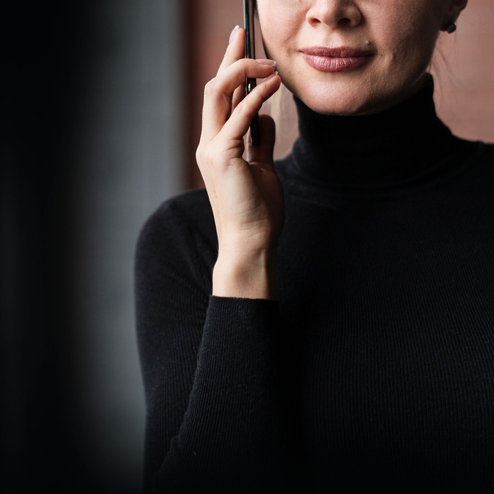 close-up-woman-talking-phone close-up-woman-talking-phone
